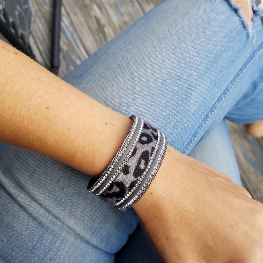 🎈SALE🎈 Faux fur animal print rhinestone bracelet - Picture 4 of 7